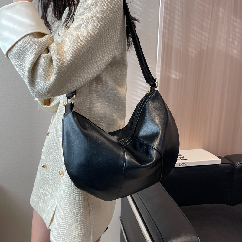 Korean Spring and Summer New Retro Minimalist Stitching Dumpling Bag Ins Women's Bag Trendy Daily Shoulder Crossbody Horn Big Bag