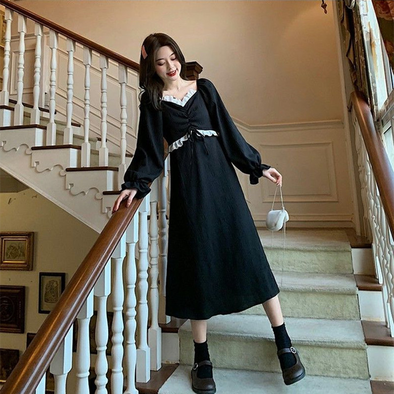法式中长款喇叭袖收腰v领连衣裙女秋冬季设计感复古赫本风小黑裙