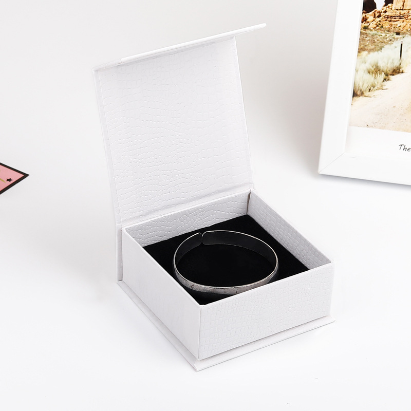 Jewelry Packaging Box Spot Magnetic Lid Hinged Paper Box Jewelry Storage Bracelet Bracelet Box Flip Ornament