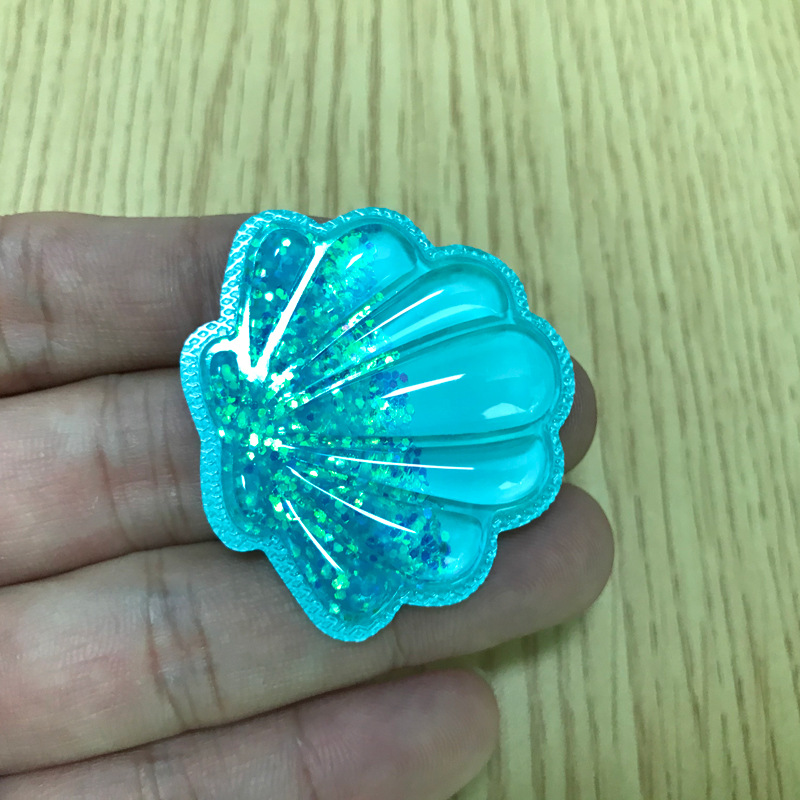 厂家定制液体流动tpu鞋花油包贴片 贝壳形状拖鞋透明流沙亮片油包