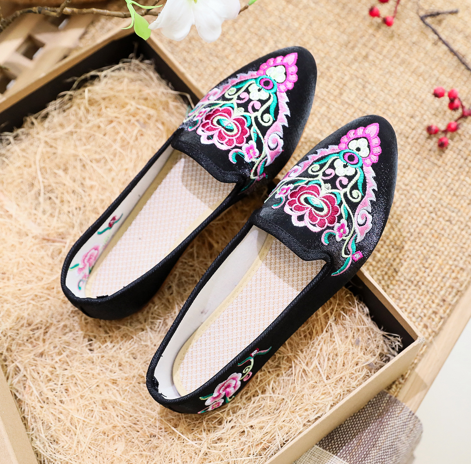 【尖头苗绣】 民族风绣花鞋丝缎面坡跟绣花穆勒女单鞋