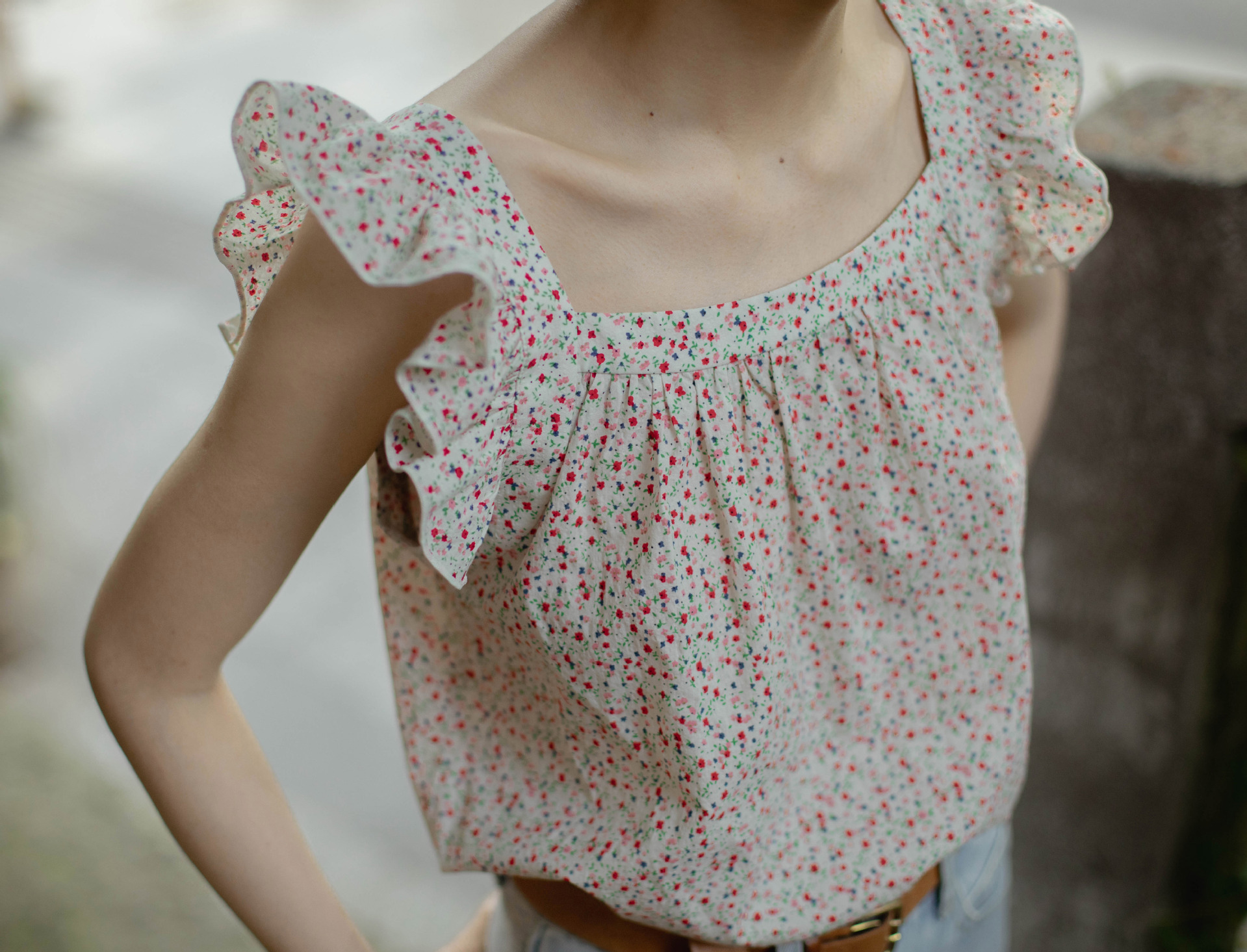 2022夏季新款甜美碎花雪纺吊带背心女露锁骨木耳边别致短款上衣