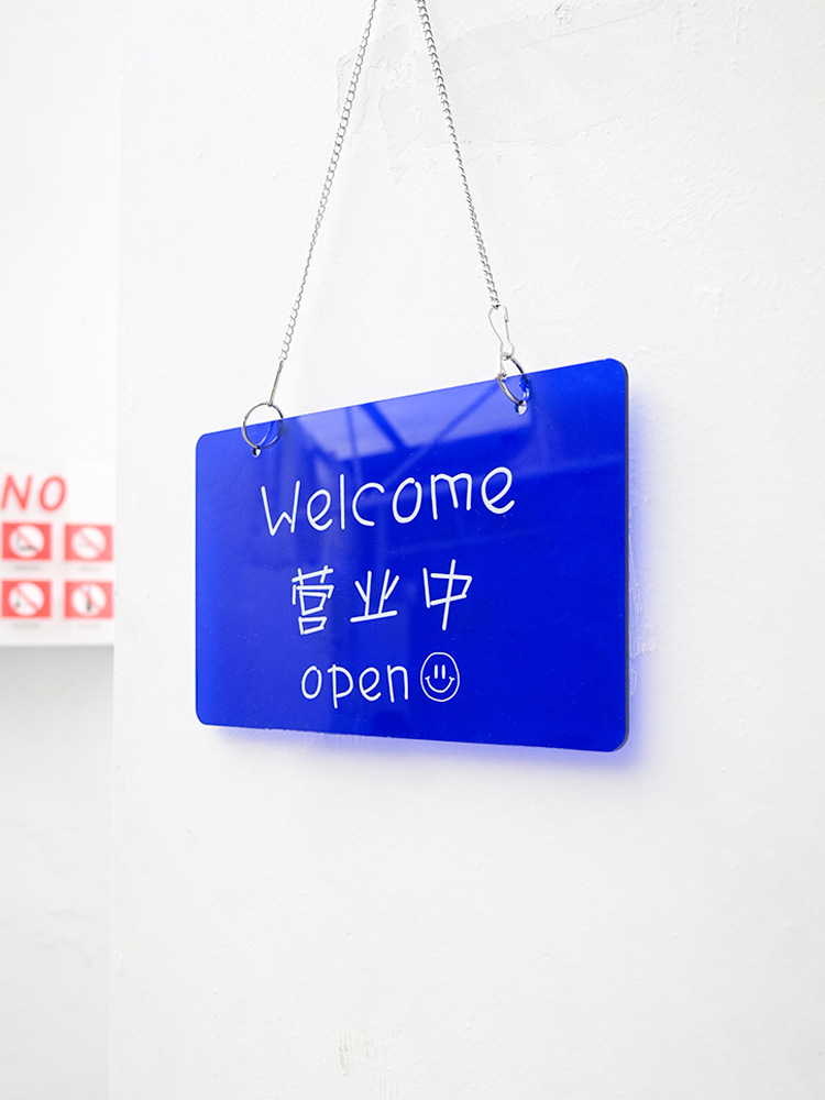 服装店门口挂牌亚克力牌挂牌门口休息牌子营业玻璃门商店上牌