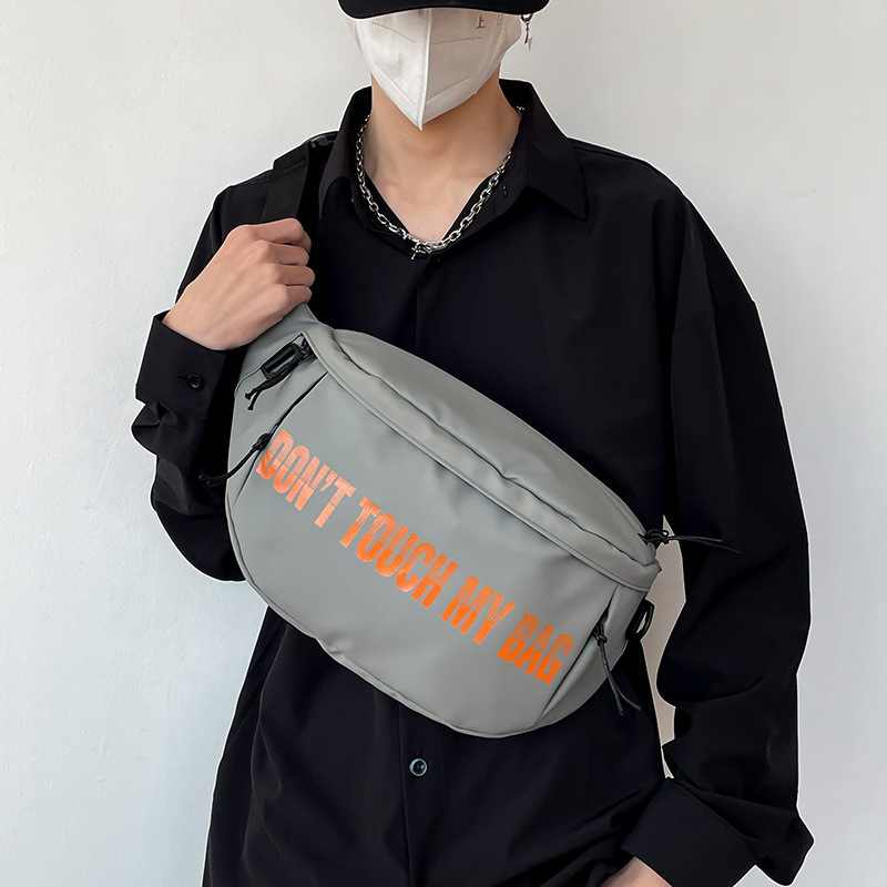 韩版潮流时尚男女通用斜肩背包大容量上课饺子胸包百搭休闲单肩包