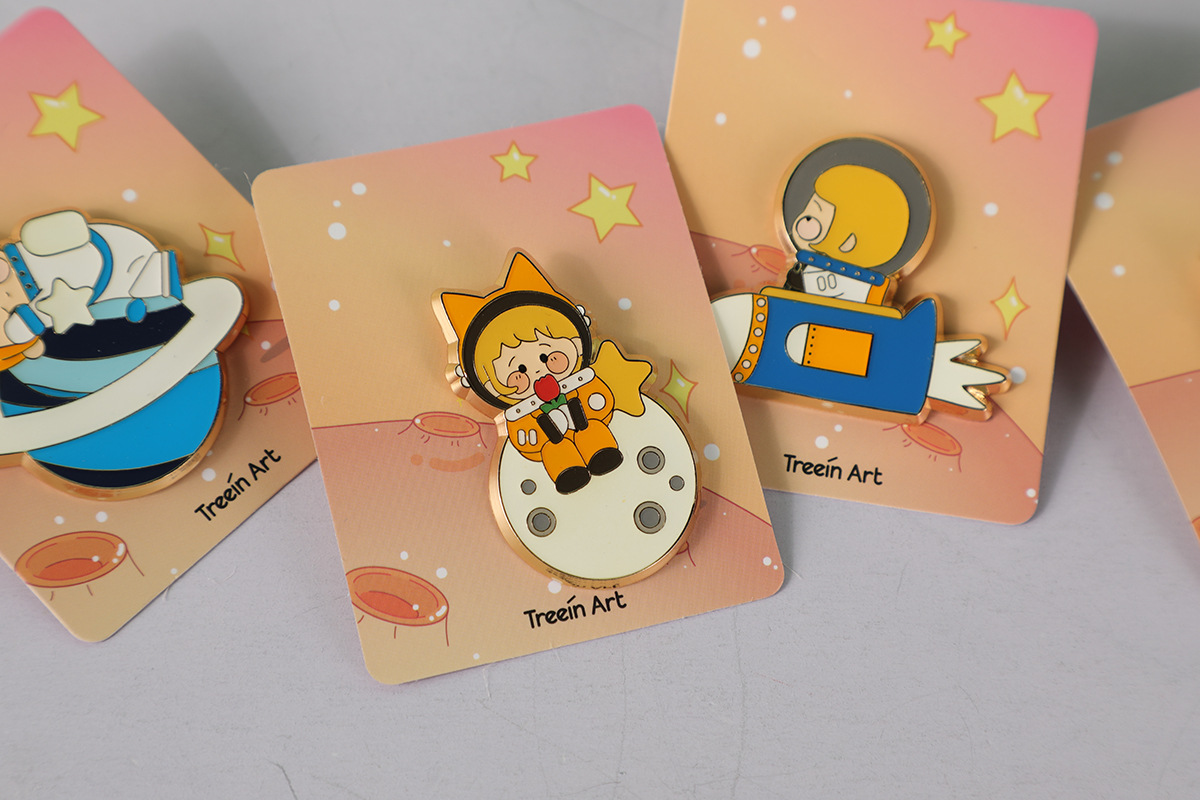 青壹坊 花小西星球盲盒胸针(12个/展示盒)创意卡通金属服饰配件