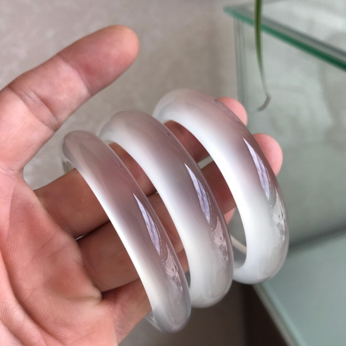 高白冰种玛瑙手镯香槟色荔枝冻马达加斯加白月光玛瑙玉髓镯子玉石