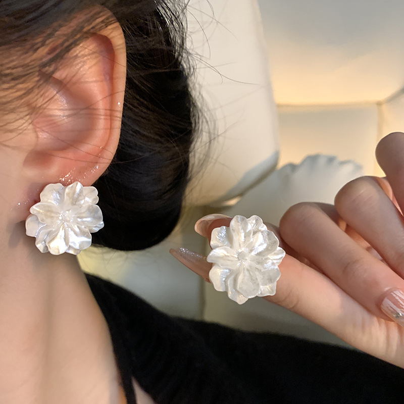 Retro French White Camellia Flower Earrings for Women Autumn and Winter 2024 New Trendy Earrings Niche Temperament Ear Rings