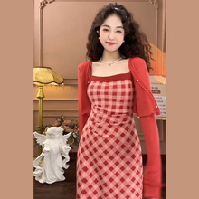 红色格子吊带连衣裙子女春秋2024年新款流行漂亮穿搭一整套装长裙