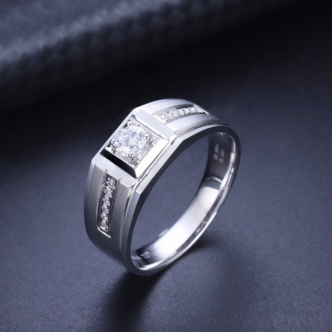 新款爆款男士铂金钻石戒指铂金镶嵌钻石男款戒指饰品流行配饰
