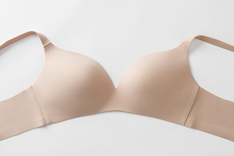 日本无痕文胸无钢圈隐形内衣女一片式光面裸感大胸显小超薄款胸罩