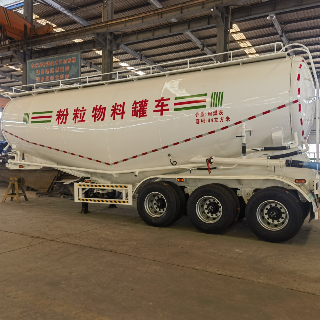 罐式半挂车 80立方散装水泥罐车出口配置价格铝合金罐体-阿里巴巴