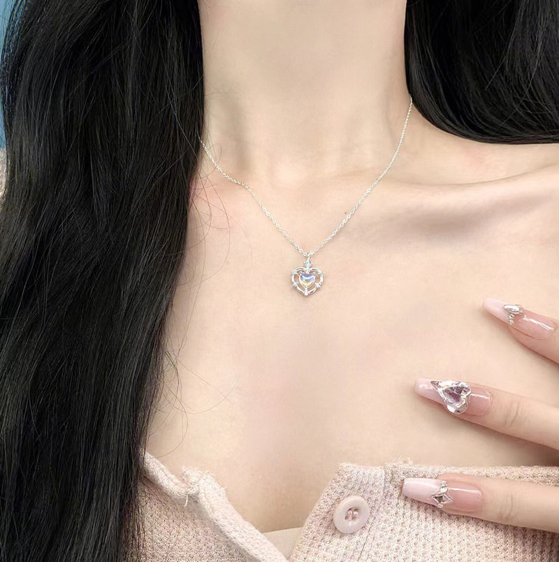 Gradient Heart Necklace for Women Light Luxury Minority Design New Heart-Shaped Collarbone Necklace Spring New Fashion 2023