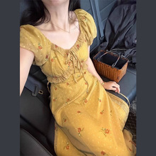 法式黄色战袍碎花连衣裙子女夏季2024新款高端气质小个子过膝长裙