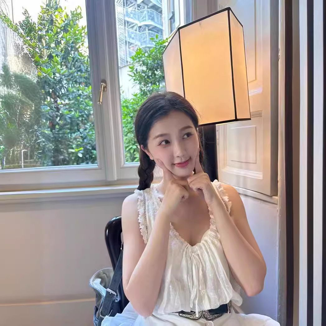 虞书欣~款24年春夏新款镂空刺绣无袖上衣荷叶边前系扣系带背心女