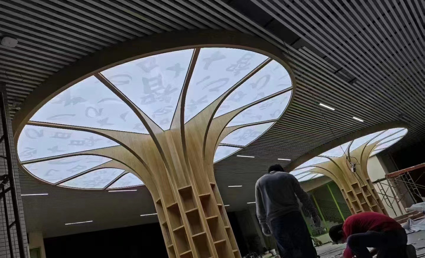 木纹铝板柱子包柱商场机场车站穿孔镂空弧形圆弧方型滚弧冲孔氟碳