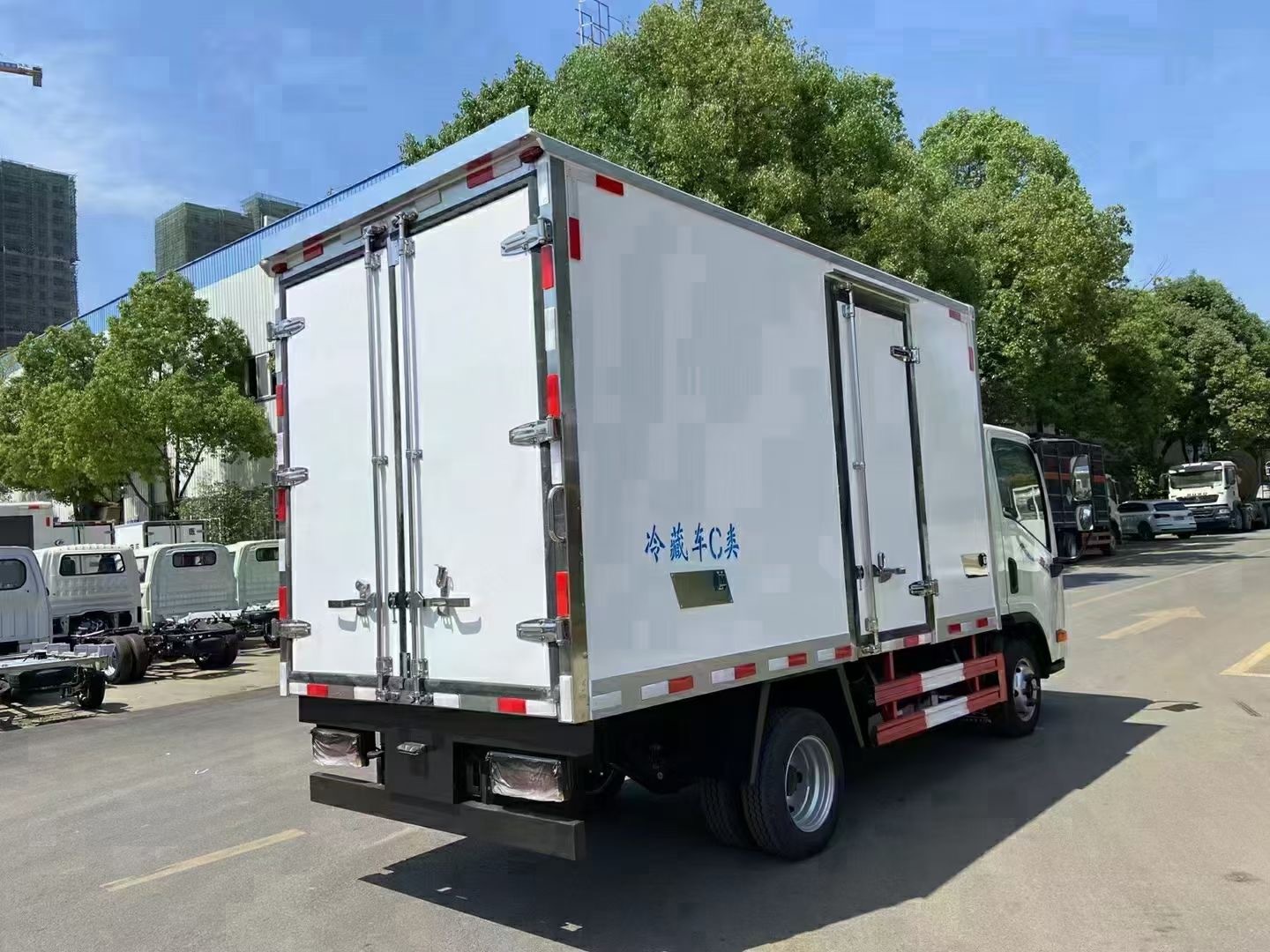 冷藏车价格成都大运小型厢式货车冻肉白条冷冻车鲜蔬食品运输车