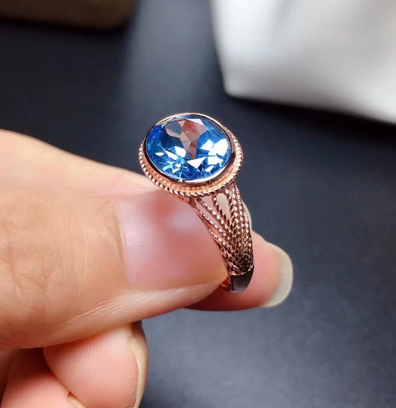 瑞士蓝天然托帕石戒指女925纯银镀金蓝色宝石无爪包镶开口闪亮