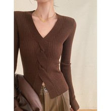 JWUNQUE 咖色长袖设计感V领羊毛针织衫女冬季新款修身打底衫上衣