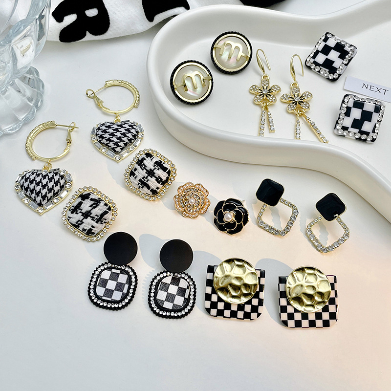 Autumn and Winter Black-White Checkerboard Plaid Silver Stud Earrings Light Luxury Temperament Niche Design High-Grade Earrings Online Influencer Earrings