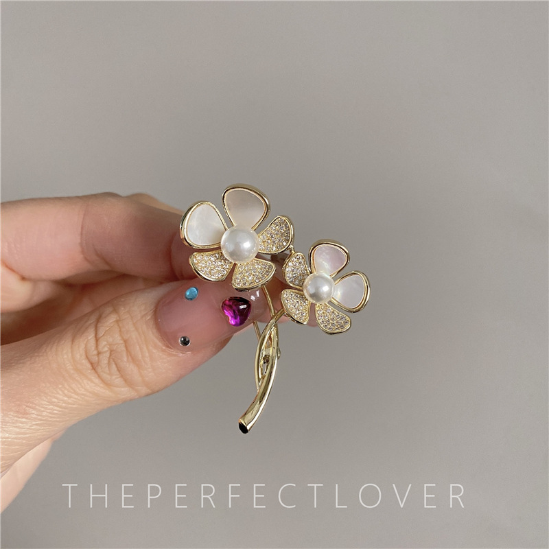 Light Luxury Natural Shell Camellia Flower Pearl Corsage High-Grade Brooch Female Design Sweet Exquisite Brooch Pin