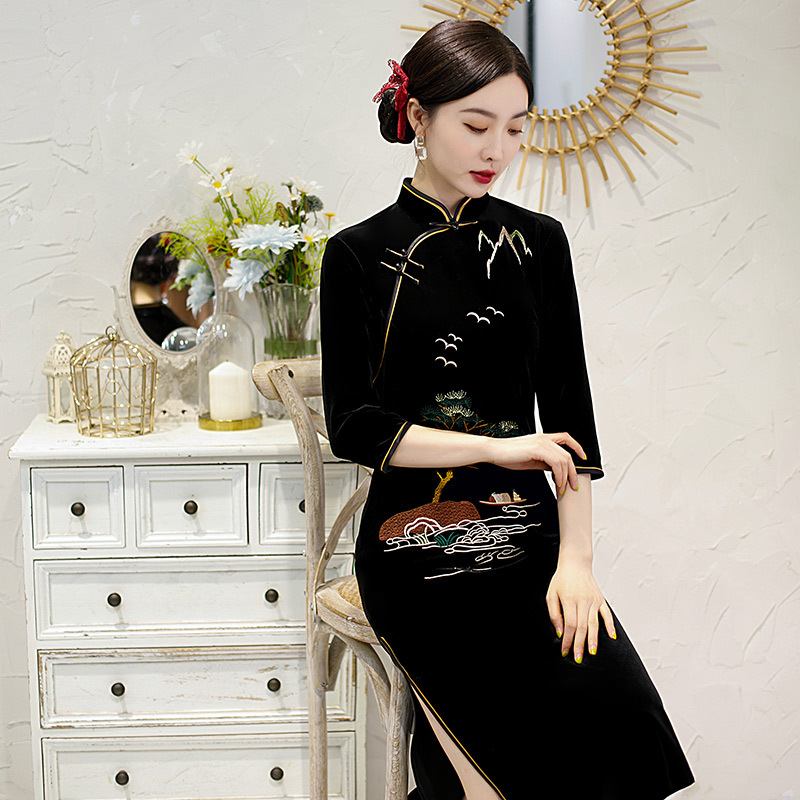 2021秋冬季女装新款开叉立领斜肩复古金丝绒中长款黑色旗袍b8053