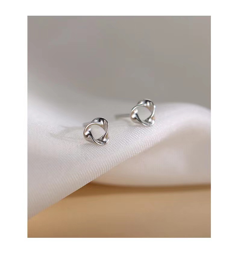 蒂奇新款莫比乌斯环设计感小巧纯银耳钉女气质百搭银耳饰潮网红