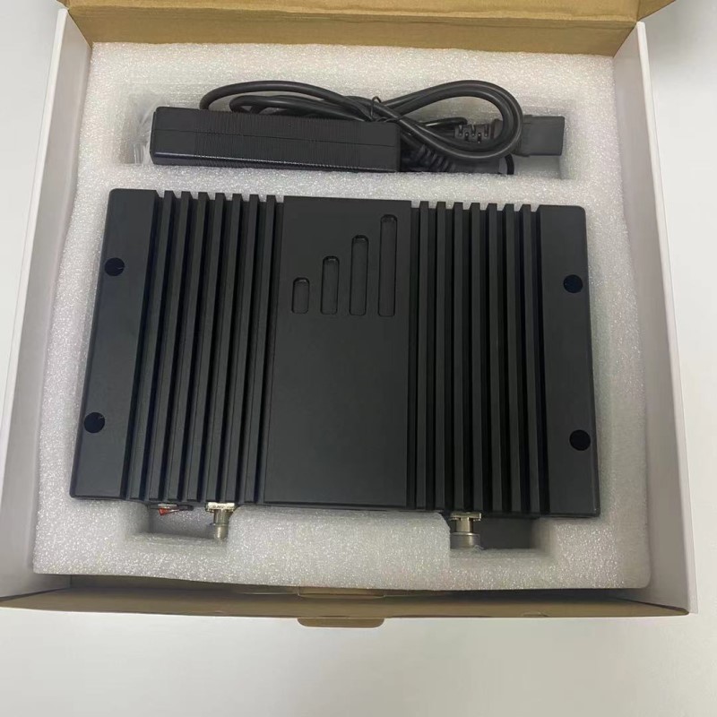 大功率四频手机信号放大器增强手机三网4g通话网络信号放大接收器