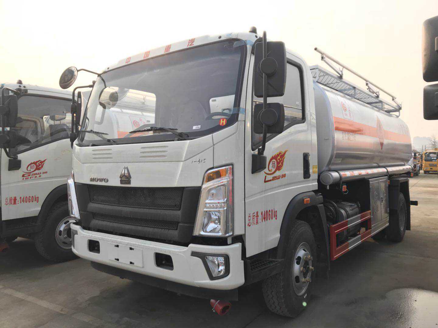 豪沃轻卡油罐车参数18953179829