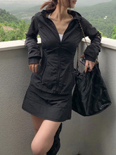春季轻款透气连帽外套修身短裙子时尚休闲防晒衣两件套黑色套装女