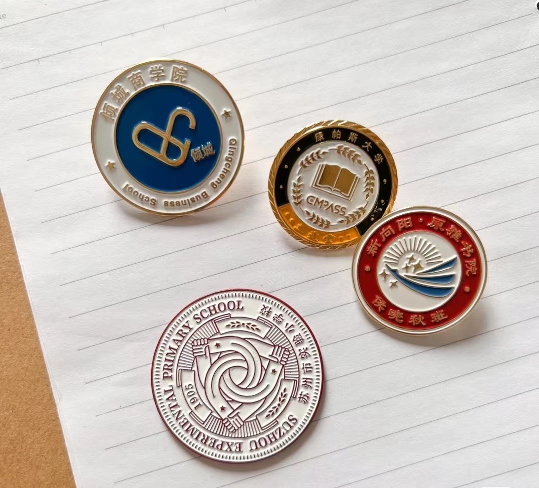 学院胸徽 大学校微设计 新生别针胸牌 圆形徽章定 制 烤漆校徽订