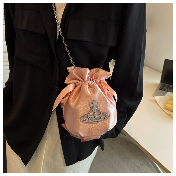 Trendy Women's Bags Women's High-Grade Niche Queen Mother's Design Temperament Popular Pull-Belt Chain Shoulder Messenger Bag