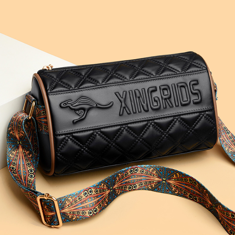 绣线菱格小圆桶包2024流行女生袋鼠单肩斜跨小圆包宽肩带手机包女