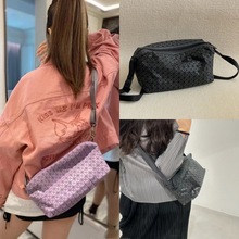 日本女包同款几何菱格马鞍包单肩斜跨手提一生硅胶相机包枕头包潮