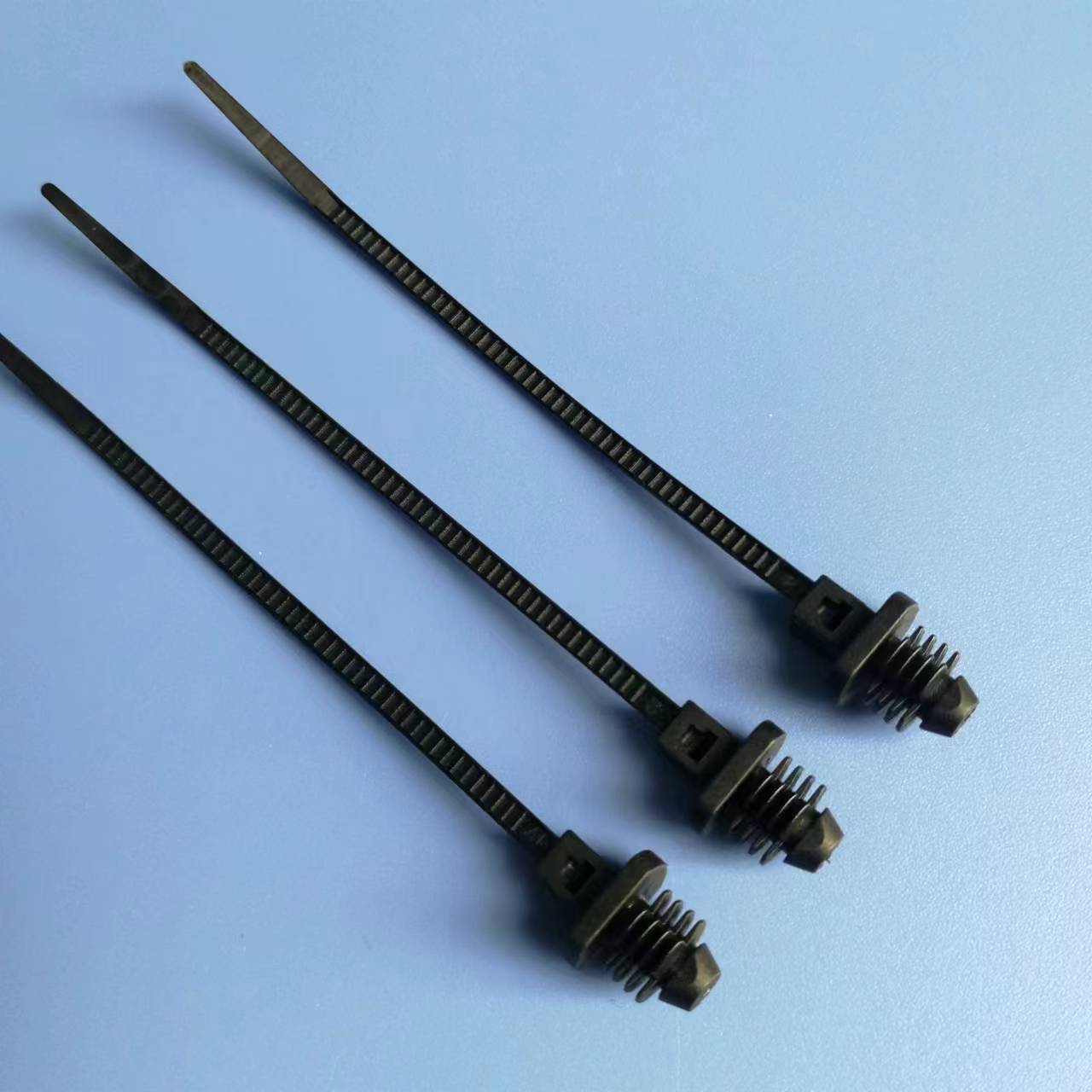 螺旋式束线带杉树形汽车扎带 螺纹头固定带k227 孔:7mm 2.