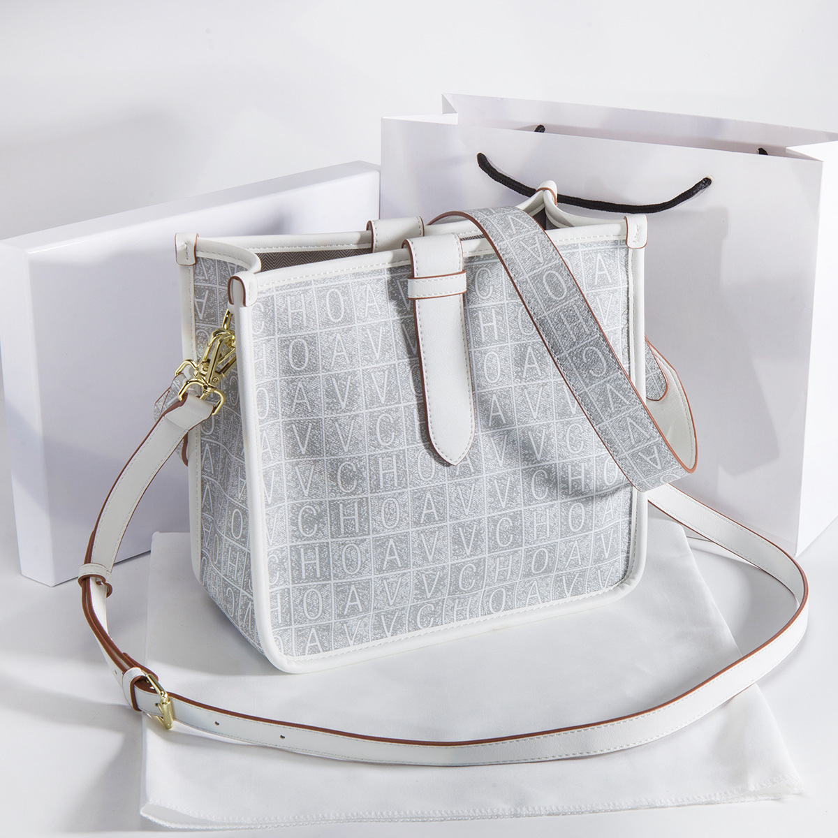 香港it女包2022春新款潮字母印花女包宽带大容量水桶包复古斜挎包