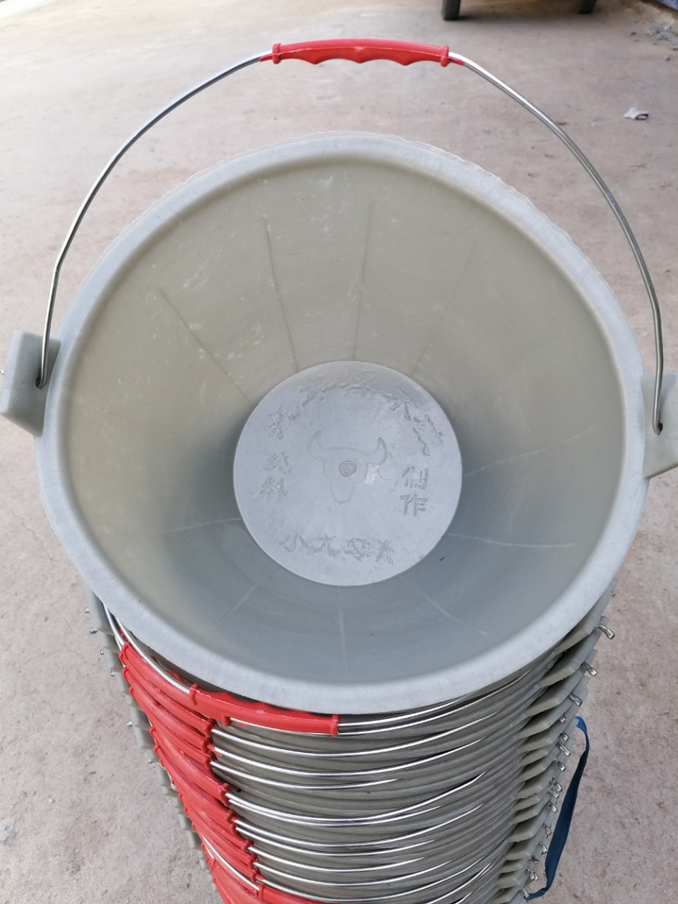 银色牛筋小90灰桶口径29*高18*底17*灰桶 水泥桶 带提手灰桶