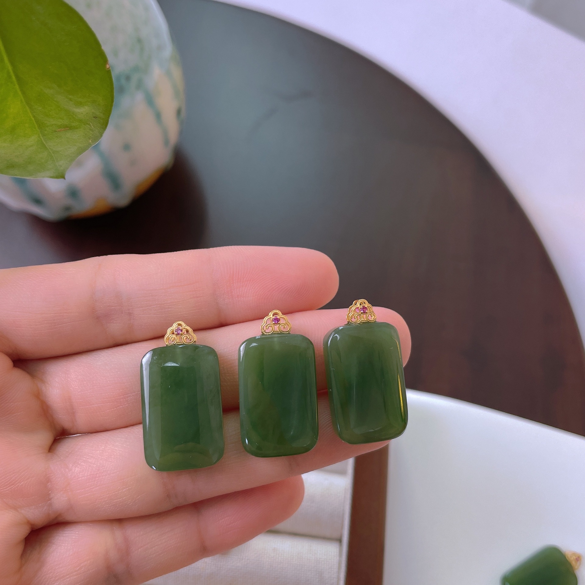 厂家批发 和田玉碧玉无事牌吊坠女18k金镶俄料粉青鸭蛋青平安牌