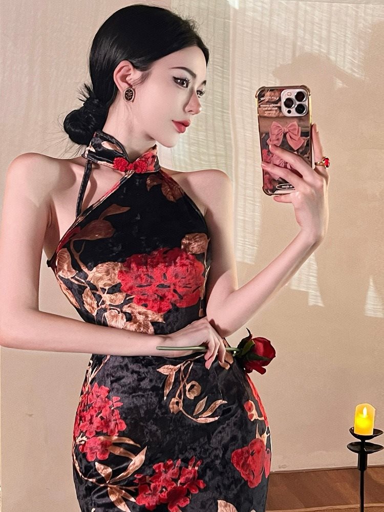 新中式国风改良旗袍女春季修身显瘦风情万种的丝绒挂脖包臀连衣裙