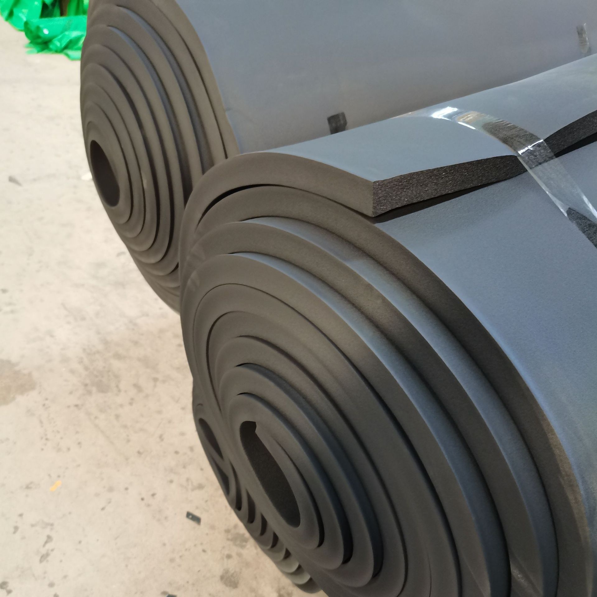 现货b2级橡塑海绵板 保温隔热高密度橡塑板建筑工程保温隔音板