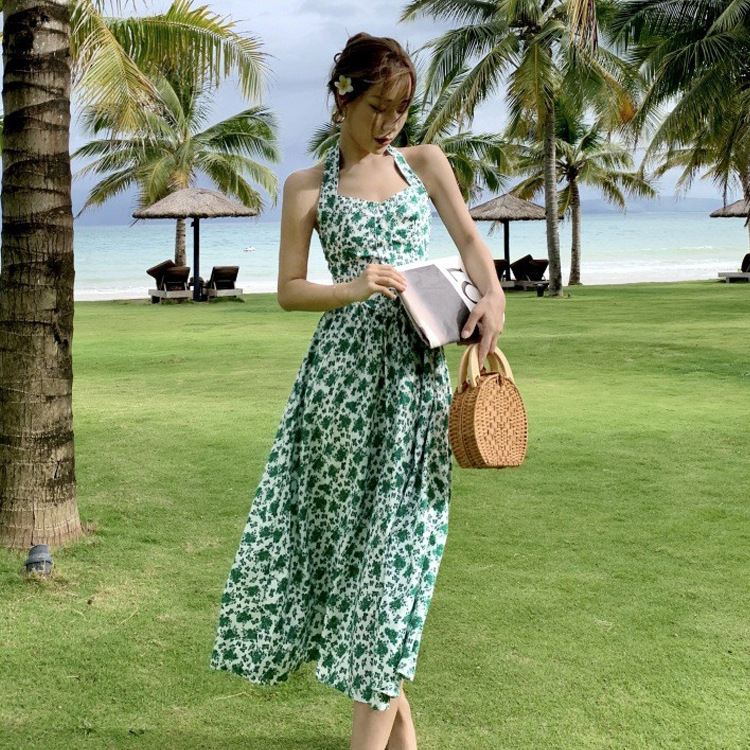 绿色碎花挂脖连衣裙女夏三亚海边度假性感高腰露背甜美气质沙滩裙