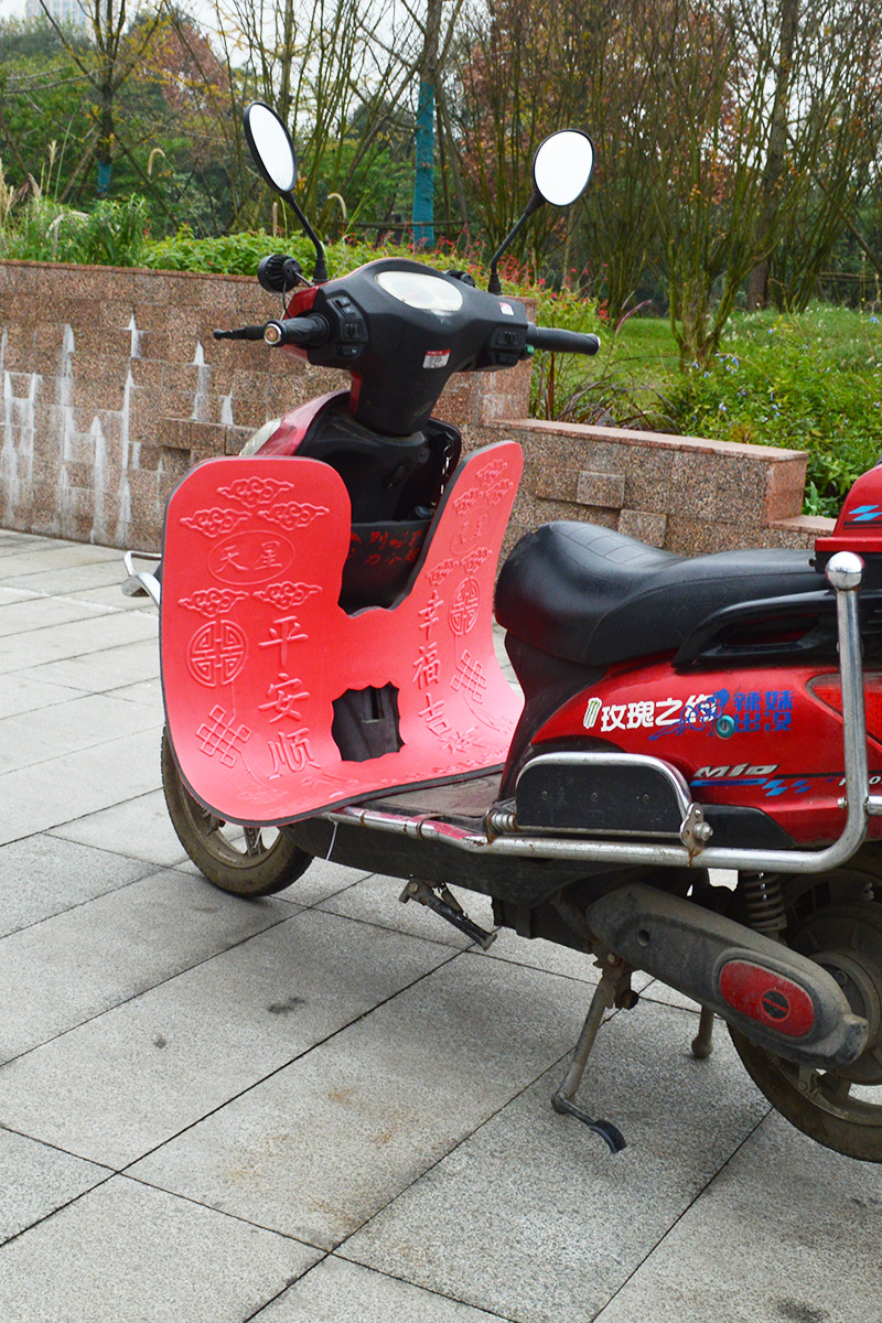 批发电动车前保险杠泡沫挡风板踏板摩托车下挡风护腿保暖通用挡泥