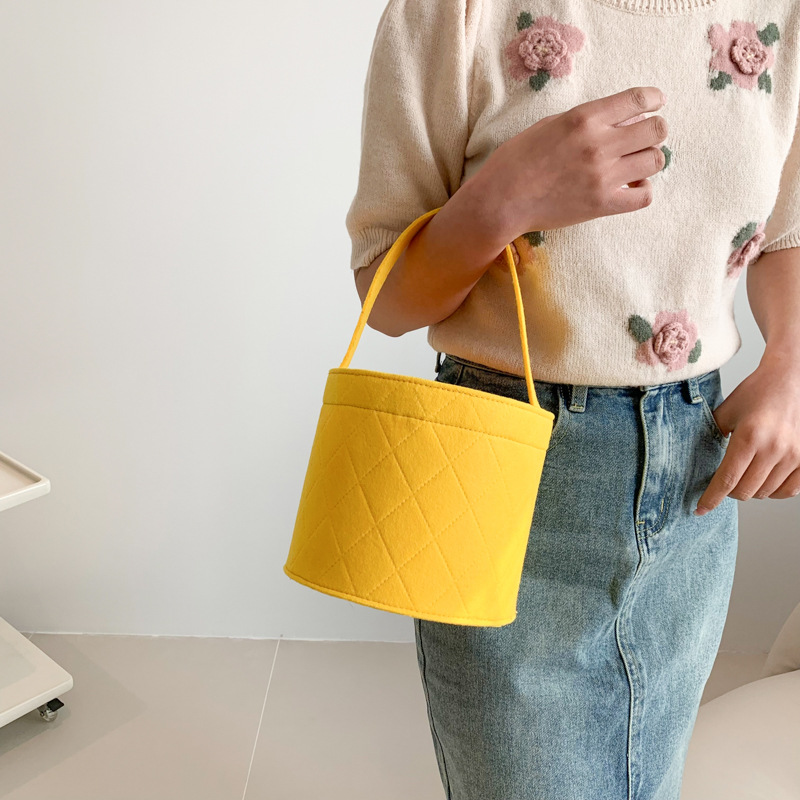 Korean Style Popular Felt round Small Bucket Bag Women's Bag 2023 Spring Fashion Sweet Rhombus Embossed Handbag