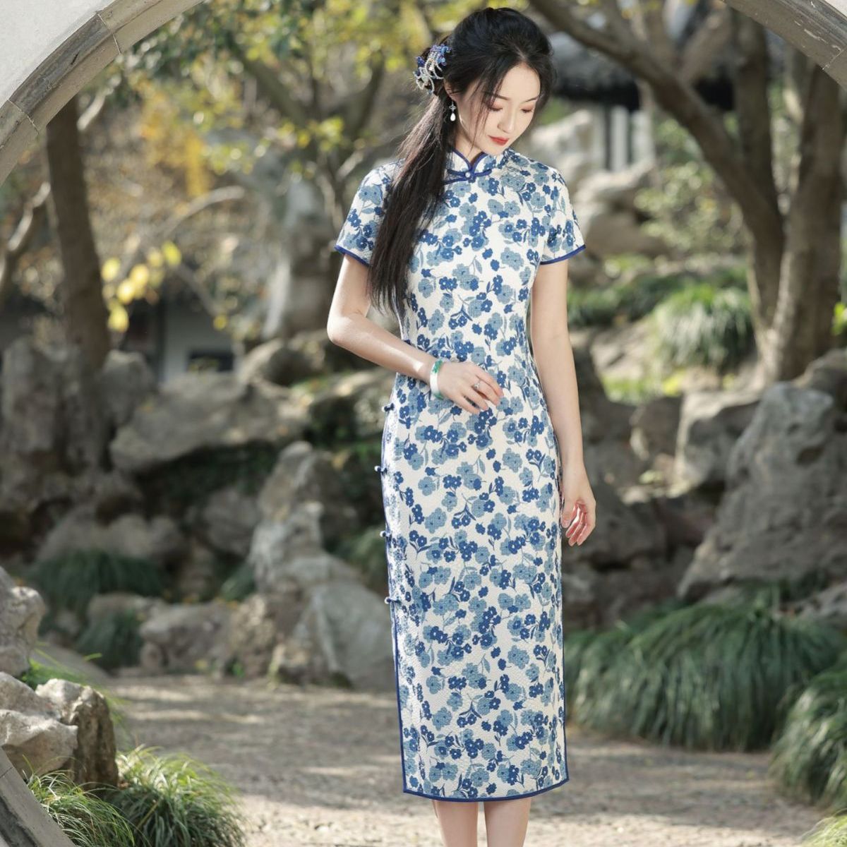 夏季新款蓝色泡泡缎长款旗袍文艺复古风珍珠装饰修身复古印花旗袍