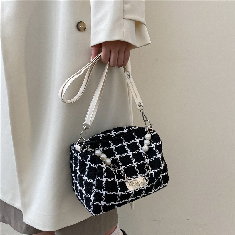 Korean Style Chanel's Style One Shoulder Bag 2022 New Autumn and Winter Pearl Chain Simple All-Match Affordable Luxury Style Shoulder Messenger Bag