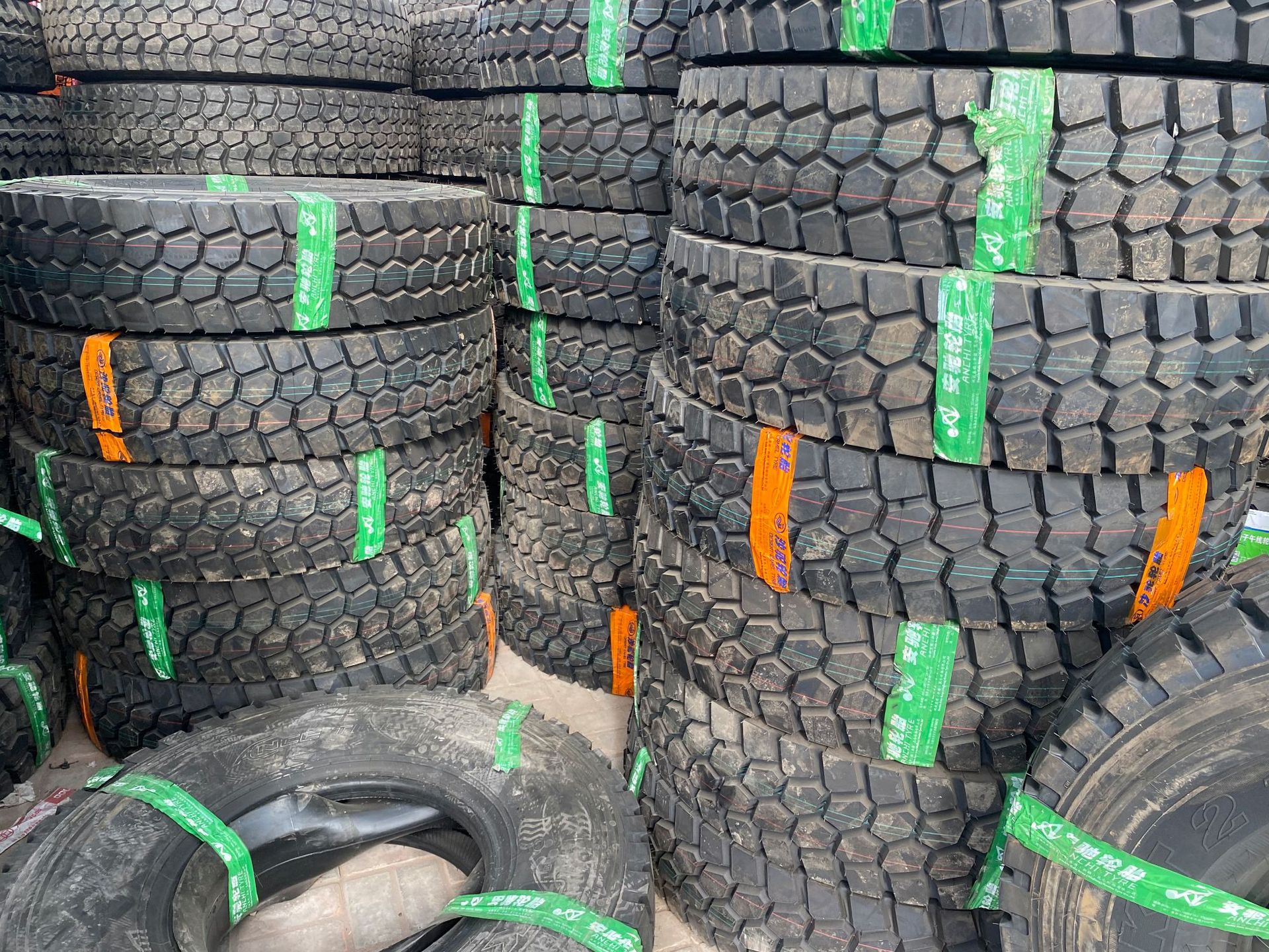 沙驼217四块 1200r20重载百吨王轮胎 沙驼雪莲轮胎 安驰 路鳌轮胎