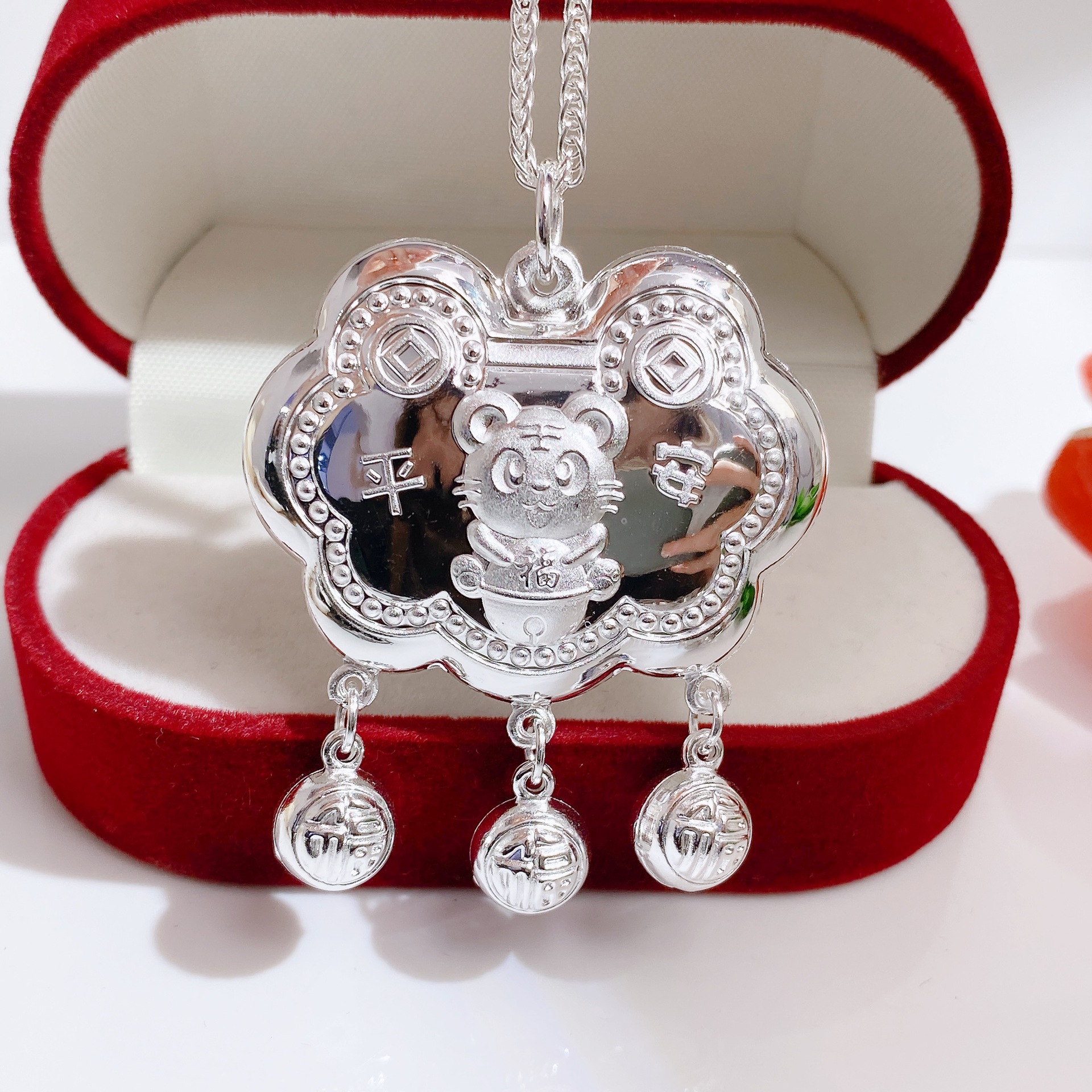 老虎年生肖纯银平安锁 999千足银锁 老虎宝宝长命锁带铃铛叮当锁