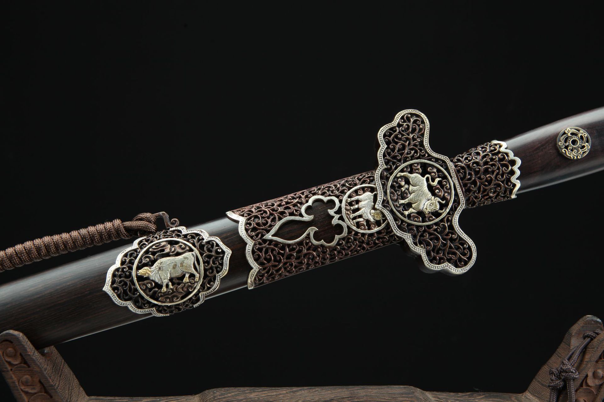 精细打磨,古法鎏金,银,铜三色;剑鞘:优质黑檀木;剑身:百炼花纹钢,手工