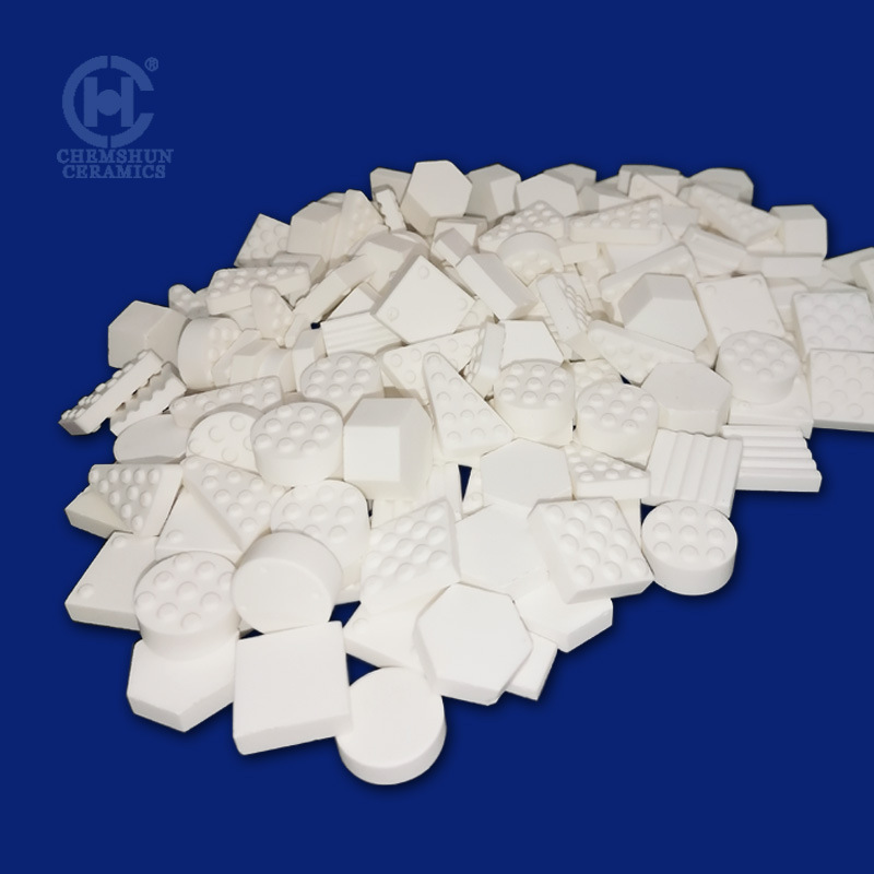 氧化锆增韧耐磨衬片增加了陶瓷的韧性,适用于大块物料的输送.