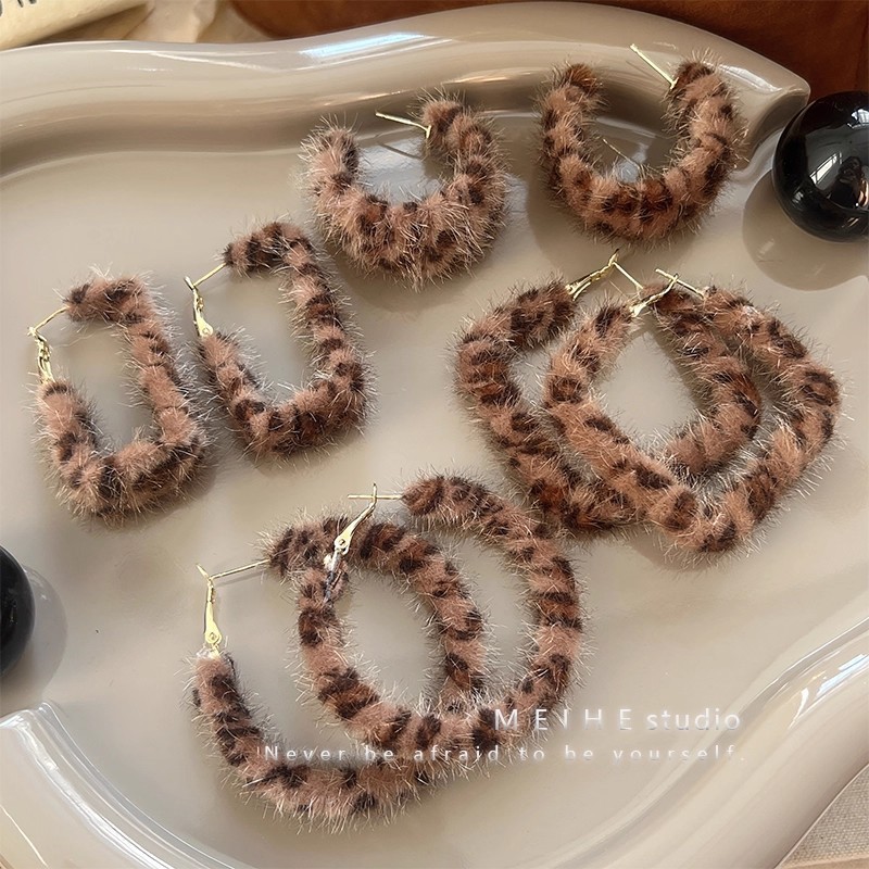 hong kong style retro fashionable all-match elegant high-grade ear studs 2025 autumn and winter popular flocking leopard print earrings women