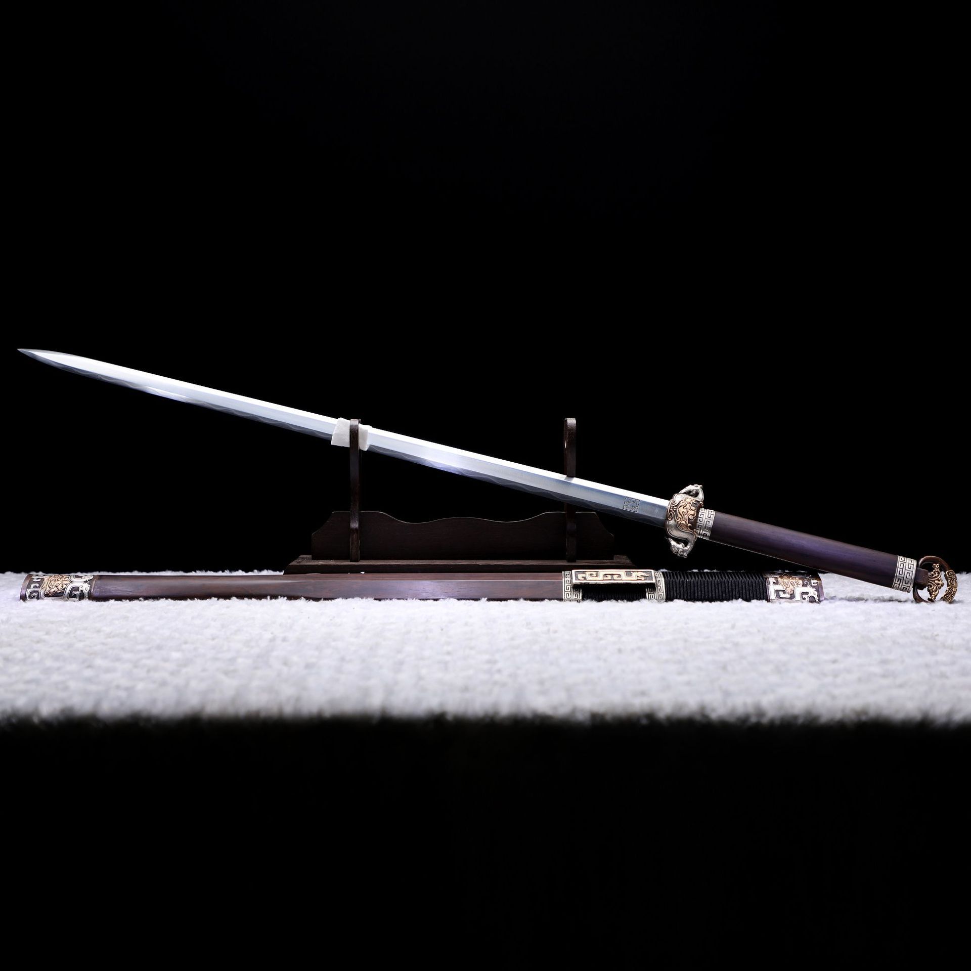 刀剑手工锻打自炼钢六面汉剑影视宝剑一体硬剑收藏未开刃